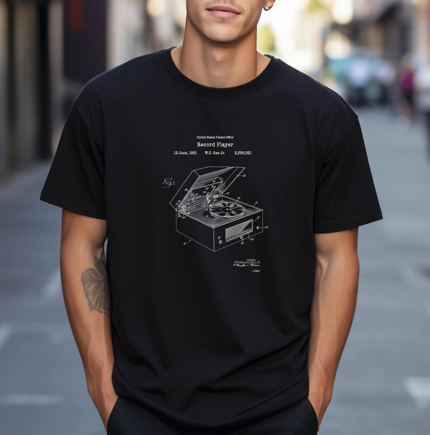 Retro record player design from US Patent Office. A quality T shirt perfect gift for music lovers, hifi audiophiles and baby boomers