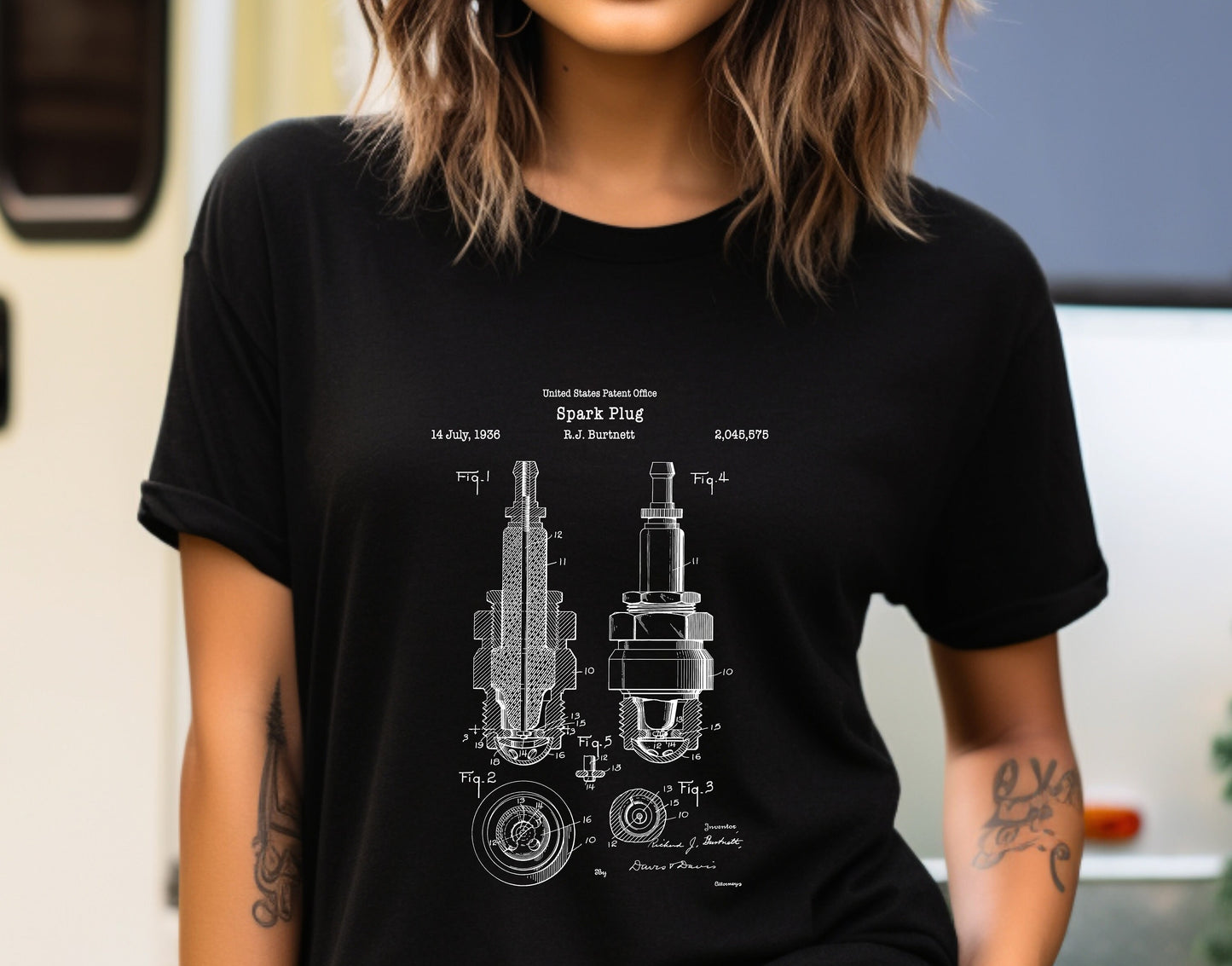 Spark plug design from US Patent Office. A quality T shirt perfect gift for a mechanic, engineer, motorist or petrolhead,driver