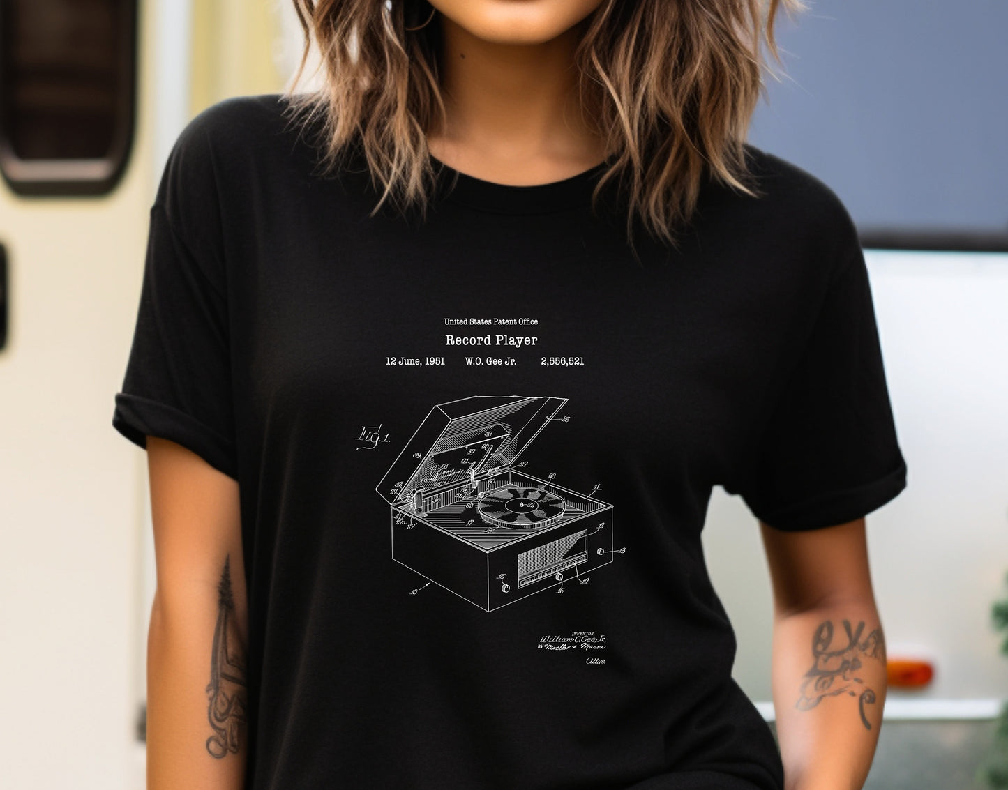 Retro record player design from US Patent Office. A quality T shirt perfect gift for music lovers, hifi audiophiles and baby boomers